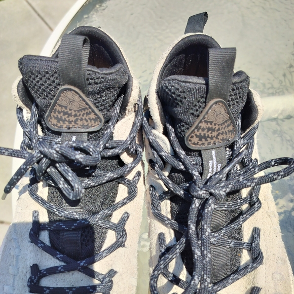 Stylish Men's Athletic Shoes in Black and Tan - Picture 12 of 15